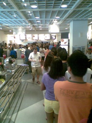 in Singapore, long queue means good food...